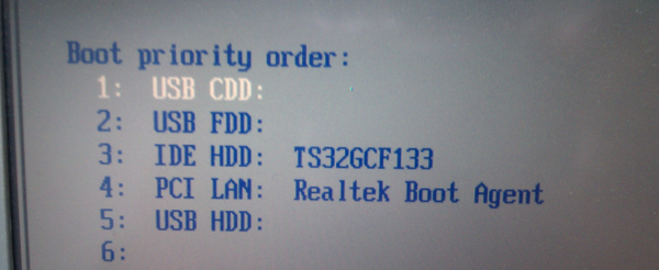 CMOS 의 부트 순서 설정 화면. TS32GCF133 이 하드 디스크로 잡혀있는 것을 확인할 수 있습니다.