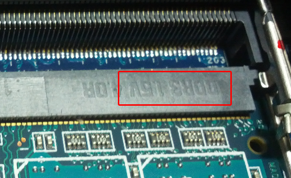 이처럼 소켓에는 DDR3 1.5V 라고 양각되어 있습니다.