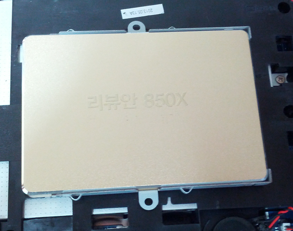 G400의 내부 하드디스크 가이드에 850x를 장착한 모습. 가이드도 금속이고 SSD 겉면도 금속재질이라 약간 뻑뻑하게 마찰되면서 들어간다.